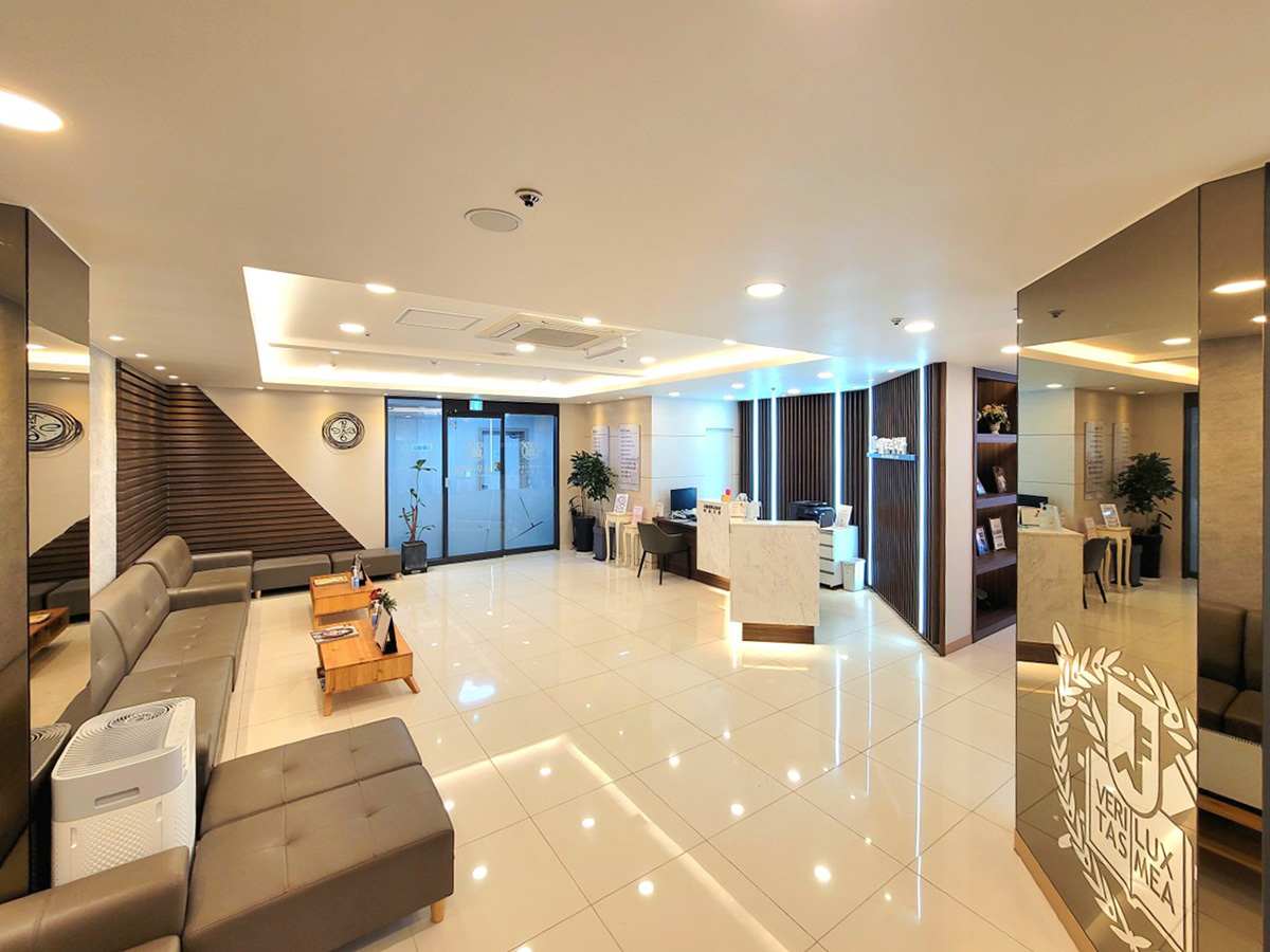 서울우리치과 접수 데스크와 대기공간 전경